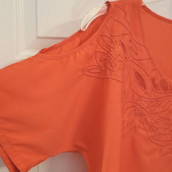 C & V Chelsea & Violet Women's Small Beautiful Coral Top with Open Shoulder - Picture 3 of 4